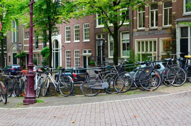 Amsterdam, Hollanda - 6 Eylül 2018: Sokakta tarihi merkezi Hollanda'nın Amsterdam, Bisiklet park yeri