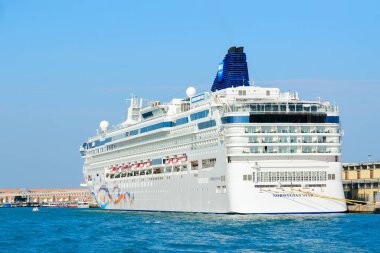 Venice, İtalya - 16 Eylül 2018: Okyanus cruise gemisi iskelede seaport Venedik, İtalya