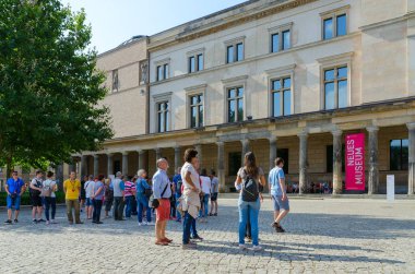 Berlin, Almanya - 5 Eylül 2018: Bilinmeyen turistler yeni ünlü Müzeler Adası, Berlin, Almanya bina Müzesi'nde grubudur
