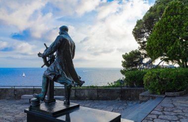 Monaco-Ville, Monaco Prensliği - 15 Eylül 2018: Heykel, Prens Albert ben zemin Denizi'nin karşı St Martin bahçelerde