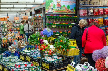 Amsterdam, Hollanda - 6 Eylül 2018: Amsterdam, Hollanda ünlü çiçek pazarı kimliği belirsiz kişi altındadır