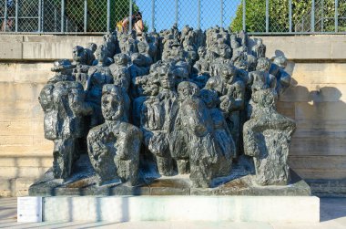 Paris, Fransa - 7 Eylül 2018: Heykel kompozisyon kalabalıkta Tuileries Bahçesi, Paris, Fransa