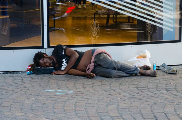 Paris France September 2018 Unknown Homeless Dark Skinned Man Sleeping — Stock Photo, Image