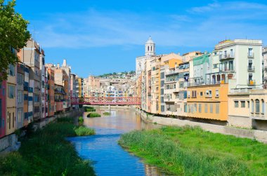 Eiffel köprüden (Puente Eiffel veya Pont de les Peixateries Velles) Nehri Onyar, Katedral ve şehir Girona, İspanya binaların görünümünü