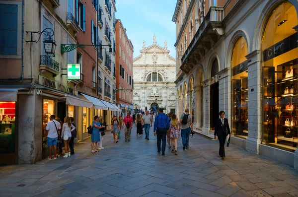 Benátky Itálie Září 2018 Neznámí Turisté Pěšky Ulici Historickém Centru — Stock fotografie