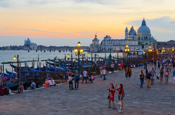 Venecia Italia Septiembre 2018 Turistas Identificados Caminan Largo Del Muelle —  Fotos de Stock