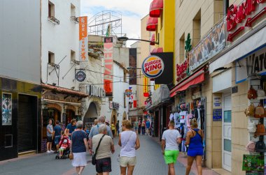 Lloret De Mar, İspanya - 10 Eylül 2018: Tanımlanamayan turist popüler tatil şehir Lloret de Mar, Costa Brava, Katalonya, İspanya sokakta yürümek