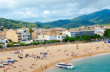 Tossa De Mar, İspanya - 12 Eylül 2018: Güzel üstten görünüm popüler tatil şehir Tossa de Mar, Costa Brava, İspanya set of. Bilinmeyen insanlar kumsalda dinlenmek