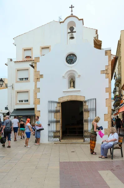 Tossa Mar Spain Сентября 2018 Неизвестные Туристы Находятся Вблизи Часовни — стоковое фото