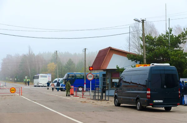 Dityatki Ucraina Novembre 2018 Persone Sconosciute Passano Controllo Checkpoint Dityatki — Foto Stock