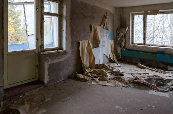Разрушение в комнате в 9-этажном жилом доме в заброшенном городе-призраке Припять, Чернобыльская зона отчуждения, Украина — стоковое фото