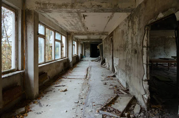 Школьный коридор, заброшенный город-призрак Припять в зоне отчуждения Чернобыльской АЭС (после катастрофы, 32 года без людей), Украина — стоковое фото