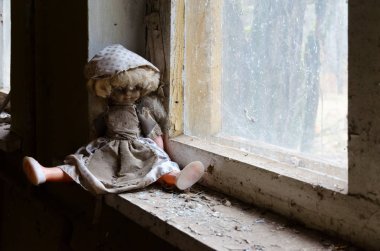 Pencere yok Kopachi köyü Çernobil Npp dışlama bölgesi, Ukrayna içinde terk edilmiş anaokulunda bez bebek