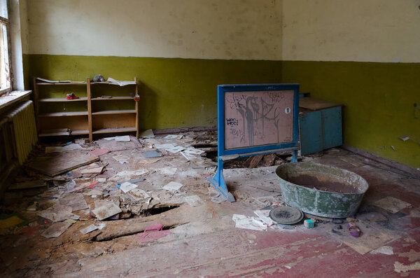 КОПАЧИ, УКРАИНА - 11 ноября 2018 года: заброшенный детский сад в разрушенном селе Копачи (10-километровая зона отчуждения Чернобыльской АЭС), Украина
