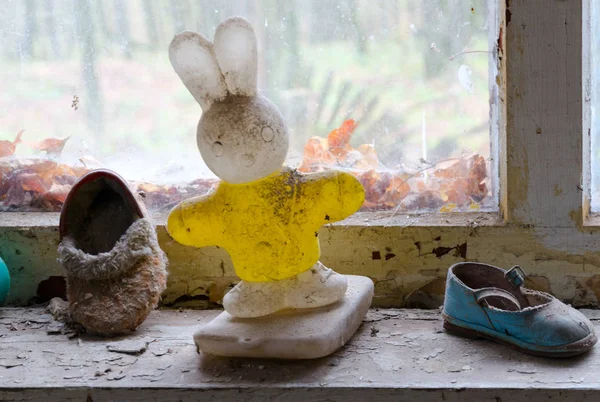 Juguete Plástico Para Niños Zapatos Alféizar Ventana Jardín Infantes Abandonado — Foto de Stock