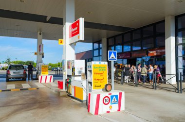 Fransa - 8 Eylül 2018: Bilinmeyen insanlar Mağazası ile benzin istasyonu, Restoran Fransa