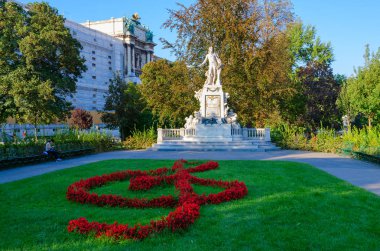Vienna, Avusturya - 17 Eylül 2018: Bilinmeyen kız dinlenirken yakınındaki anıt Mozart Burggarten Park, Viyana, Avusturya