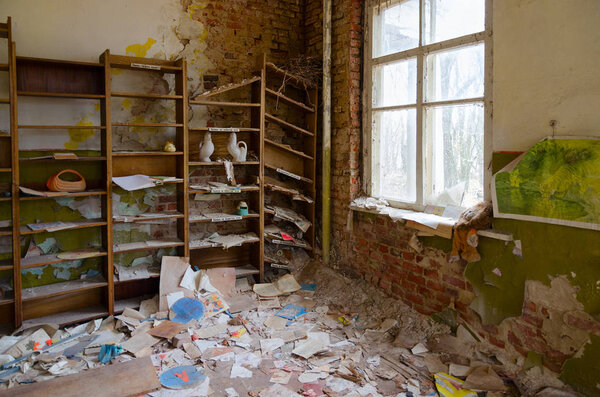 Комната в заброшенном детском саду в разрушенном селе Копачи, зона отчуждения Чернобыльской АЭС, Украина
