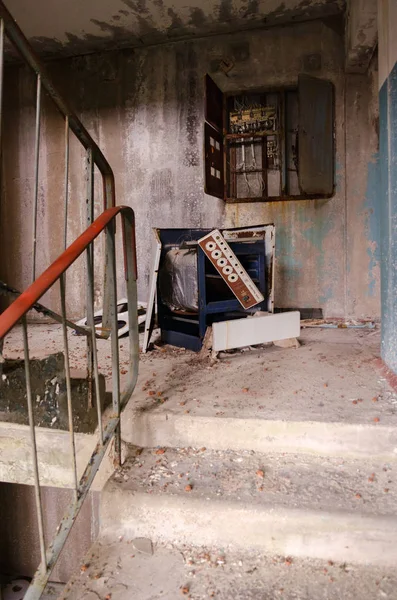 Escalera en edificio de apartamentos de 9 pisos en la ciudad fantasma abandonada de Pripyat, zona de alienación de Chernobyl NPP, Ucrania —  Fotos de Stock