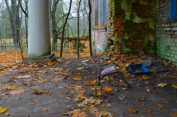 乌克兰切尔诺贝利核电站禁区10公里处被毁 Kopachi 村废弃幼儿园 — 图库照片