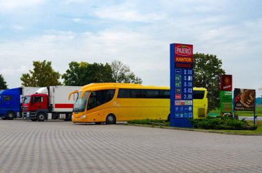 Pajero, Polonya - 4 Eylül 2018: Otobüs ve kamyon park ve rekreasyon benzin istasyonunda Pajero, Polonya için sitede