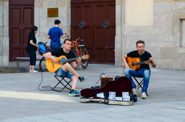 Barcelona, İspanya - 13 Eylül 2018: Bilinmeyen sokak müzisyenleri gitar Barcelona, İspanya Gothic Mahallesi'nin oynamak.
