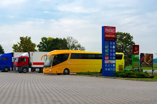 Pajero Polska Września 2018 Autobusy Ciężarówki Miejscu Parking Rekreacja Stacji — Zdjęcie stockowe