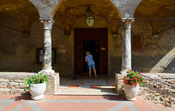 Sirmione Italy September 2018 Unknown Woman Entrance Church Santa Maria — Stock Photo, Image