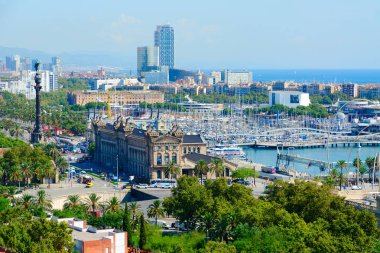 Barcelona, İspanya - 13 Eylül 2018: Güzel üst görünümden (Montjuic dağ) Barcelona (Columbus anıt, bağlantı noktası), İspanya
