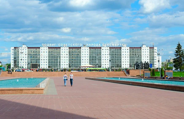 ヴィテプスク ベラルーシ 2017 未知の人々 都市ヴィテプスク ベラルーシ の中心部に勝利広場散策 — ストック写真
