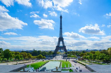 Doğal görünümünü Eyfel Kulesi, Tour Eiffel Trocadero Bahçeleri güneşli, Paris, Fransa
