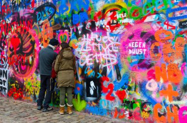 Prag, Çek Cumhuriyeti - 22 Ocak 2019: Bilinmeyen turist ünlü John Lennon duvarı Prag, Çek Cumhuriyeti için üzerinde yazıt bırakın