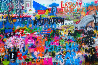Prague, Çek Cumhuriyeti - 22 Ocak 2019: parça ünlü John Lennon duvarı Prag, Çek Cumhuriyeti