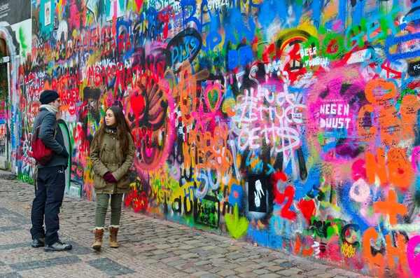 프라하 공화국 2019 미확인된 관광객 프라하 공화국에서 레논의 유명한 벽에는 — 스톡 사진