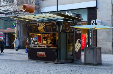 Geleneksel Çek pasta (trdlo) içinde trdelnik üzerinde sokak Na Prikope merkezi Prag, Çek Cumhuriyeti. Bilinmeyen insanlar sokakta yürümek