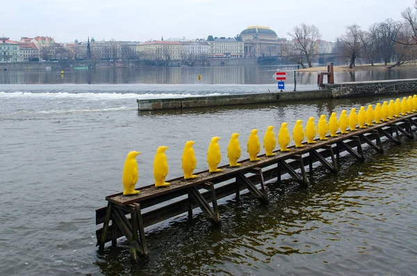 Prag Tschechische Republik Januar 2019 Skulptur Marsch Der Pinguine Durch — Stockfoto