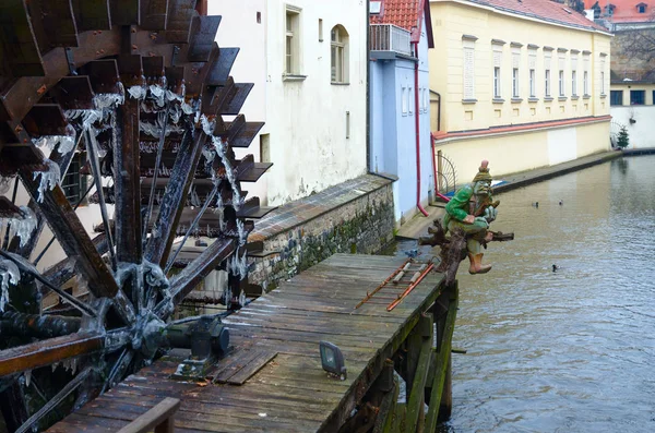 Prague República Checa Janeiro 2019 Mill Wheel Velkoprzhevorskaya Mill Statue — Fotografia de Stock