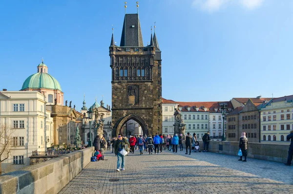 Praga República Checa Enero 2019 Turistas Desconocidos Están Puente Carlos — Foto de Stock