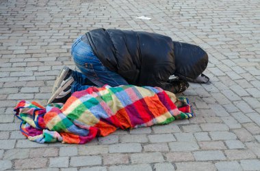 Köpek ile bilinmeyen bir adam sokakta Prag, Çek Cumhuriyeti için sadaka soruyor