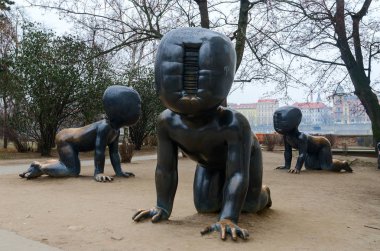 Prague, Çek Cumhuriyeti - 22 Ocak 2019: Kampa adada, Prague, Çek Cumhuriyeti meçhul bebekler emekleme siyah heykelleri. Yazar - çek mimar David Chernyy