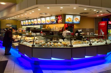 Prag, Çek Cumhuriyeti - 25 Ocak 2019: Bilinmeyen bir adam gıda gıda mahkeme alanında en büyük alışveriş merkezi Palladium Cumhuriyet Meydanında kontuarında inceliyor