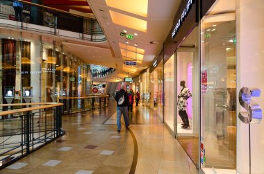 Prag, Çek Cumhuriyeti - 25 Ocak 2019: Cumhuriyet Meydanı üzerinde Prag, Çek Cumhuriyeti en büyük alışveriş merkezi Palladium kimliği belirsiz kişi ziyaret edin