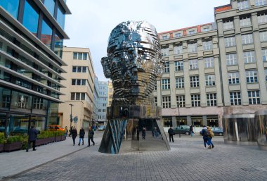 Prague, Çek Cumhuriyeti - 25 Ocak 2019: kimliği belirsiz kişi yürüyüş boyunca Caddesi yakınlarında heykel kompozisyon Franz Kafka kafa, Prague, Çek Cumhuriyeti