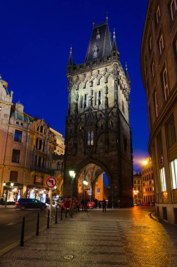 Prague, Çek Cumhuriyeti - 21 Ocak 2019: Ortaçağ Gotik toz Kulesi (Barut Kapısı) akşam, Prague, Çek Cumhuriyeti