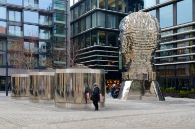 Prague, Çek Cumhuriyeti - 25 Ocak 2019: kimliği belirsiz kişi yürüyüş boyunca Caddesi yakınlarında heykel kompozisyon Franz Kafka kafa, Prague, Çek Cumhuriyeti