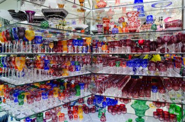 Prague, Çek Cumhuriyeti - 21 Ocak 2019: ünlü Çek cam raf Hediyelik Dükkanı Prag, Çek Cumhuriyeti