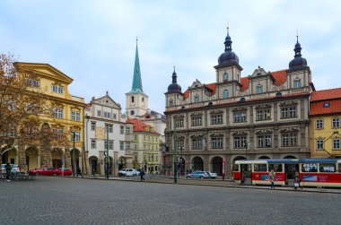 Prag, Çek Cumhuriyeti - 22 Ocak 2019: Kimliği belirsiz kişi Malostranskaya Meydanı Prag, Çek Cumhuriyeti için boyunca yürümek. Velikovski ve Sternberg Palace, Malostranskaya Belediye Binası