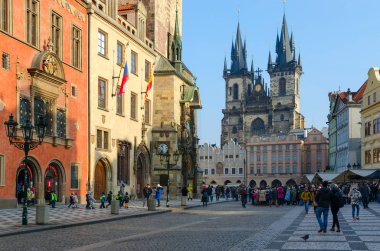 Prag, Çek Cumhuriyeti - 23 Ocak 2019: Bilinmeyenli turist Old Town Square yakınındaki tarihi binası, Belediye Binası ile Prag Astronomik Saat vardır. Arka plan - ünlü Tyn Kilisesi