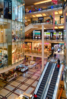 Prague, Çek Cumhuriyeti - 25 Ocak 2019: iç en büyük alışveriş merkezi Palladium Cumhuriyet Meydanı, Prague, Çek Cumhuriyeti