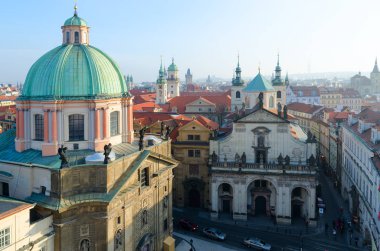 Prague, Çek Cumhuriyeti - 23 Ocak 2019: yukarıdan Prag tarihi merkezi (Stare Mesto). Haçlı Meydanı, Kilise St Francis Assisi, Kilise St Salvator